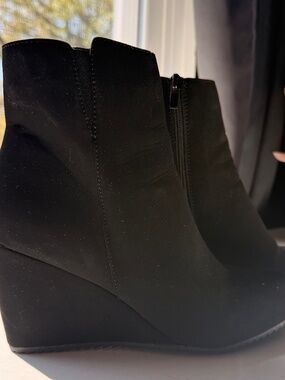 Black Rivet Wedge Ankle Boots – Black – Side Zip – Women’s SIZE 9
